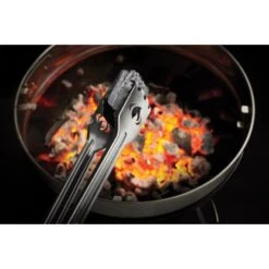 Napoleon Holzkohle-Tool-Set Mit Zange Und Schieber 2-teilig -Angebote Grill König Store 67740CharcoalTongsInUse 03