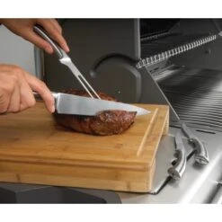 Napoleon Schneidebrett Mit 2 Edelstahl-Schalen 5 Napoleon Schneidebrett Mit 2 Edelstahl-Schalen -Angebote Grill König Store et cutting board in use 03